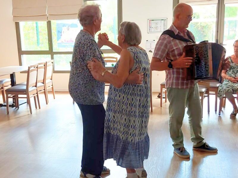 À Geneviève Tilloy, le lien social se cultive… en musique et en mouvement🎶